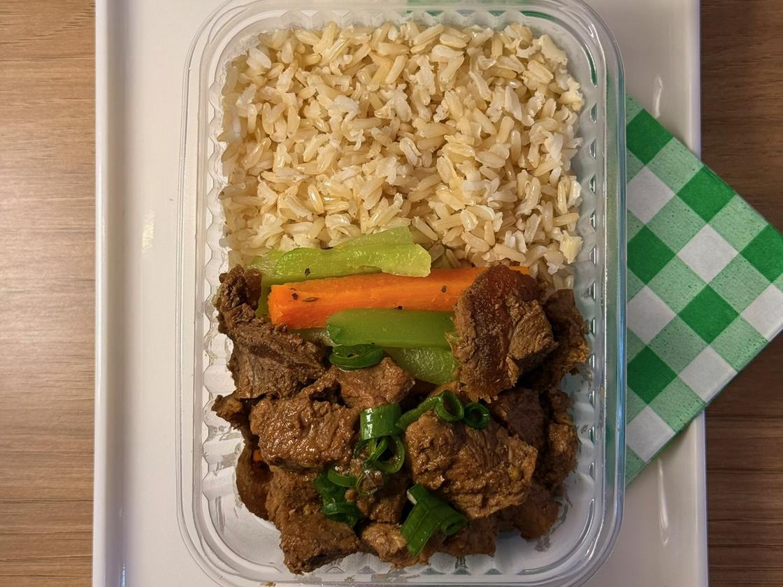 Marmita fit Natbox: carne em cubos com arroz integral e legumes