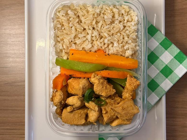 Frango grelhado com arroz integral e legumes