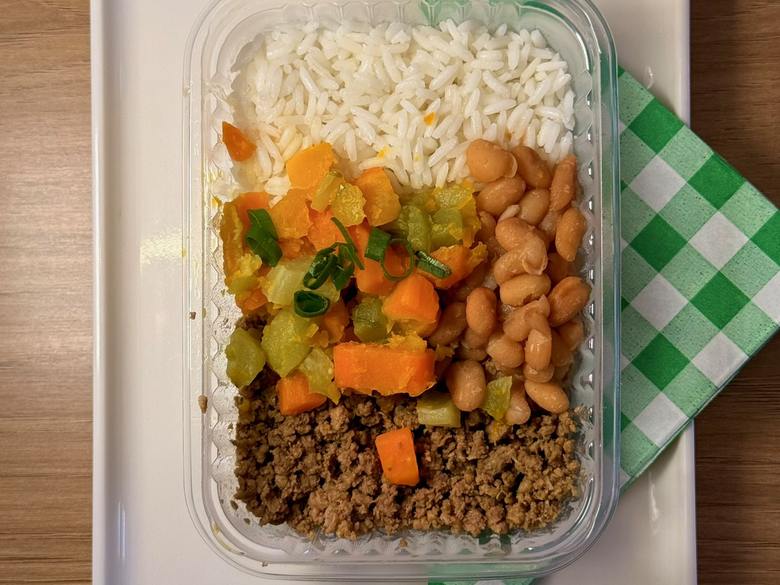 Carne moída refogada com arroz e feijão